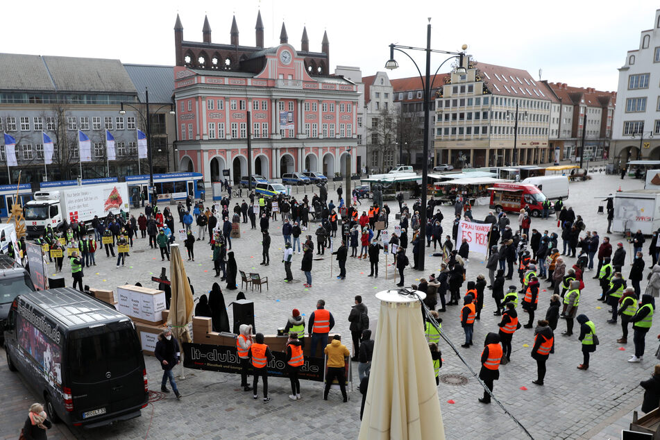 Dutzende Menschen bei erster "Fridays for Future"-Demo des Jahres