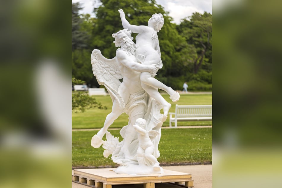 Noch erstrahlt die Marmorkopie in Weiß. Das Original ist im neuen Skulpturendepot im Großen Garten eingelagert.