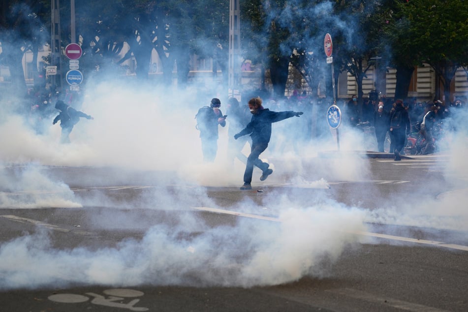 In Lyon trieb die Polizei aggressive Protestler mithilfe von Tränengas auseinander.