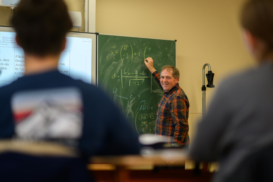 Der Mathe-Lehrer in Aktion: Dietmar Schneider (64) ist bei seinen Schülern sehr beliebt.