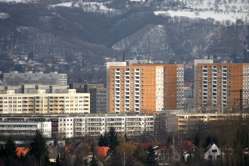 Damals verkaufte die Stadt 48.000 kommunale Wohnungen (viele davon in Prohlis und Gorbitz), nahm netto knapp eine Milliarde Euro ein.