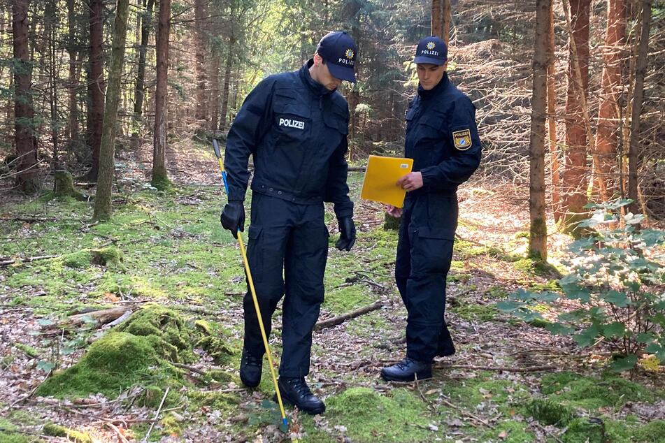Polizisten suchen im Perlacher Forst nach Spuren.