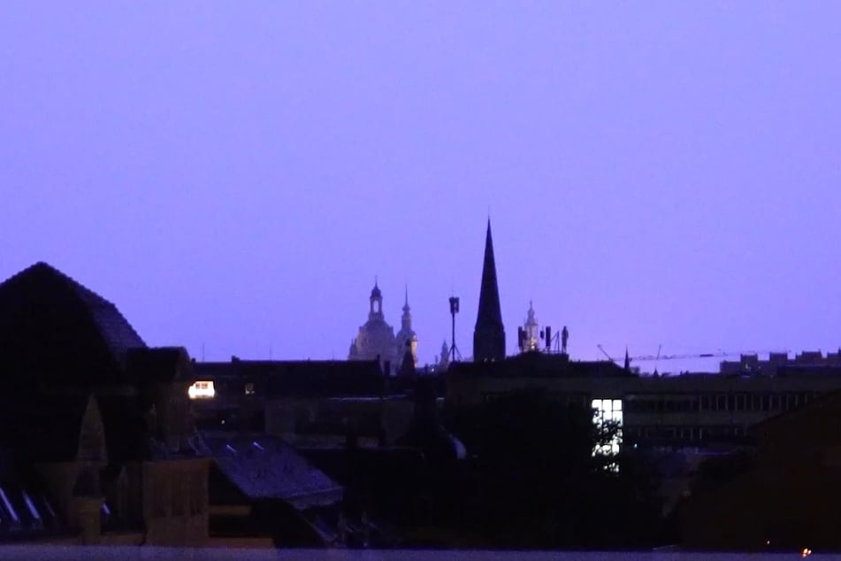 Ein heftiges Gewitter erhellte Dresden in der vergangenen Nacht.