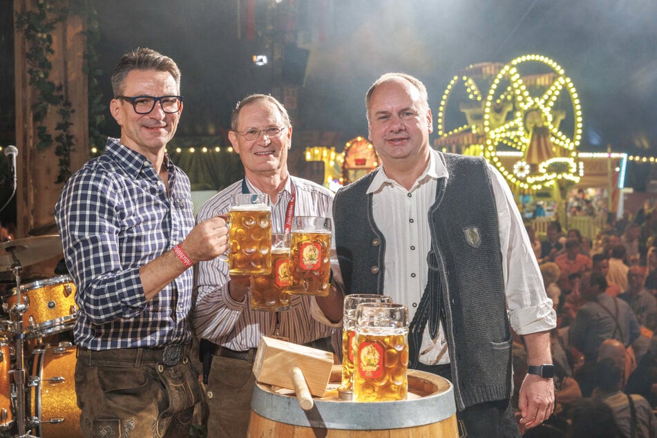 Nach erfolgreichem Festbieranstich ließen Feldschlößchen-Chef Mike Gärtner (58, v.l.), Braumeister Christian Baron (62) und OB Dirk Hilbert (52, FDP) sich die erste Maß schmecken.