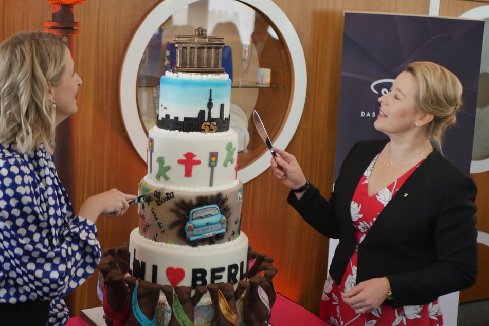 Fernsehturm-Chefin Anja Nitsch (l.) und Giffey dürfen die Torte anschneiden.