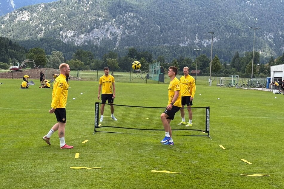 Für die eine Hälfte der Spieler ist Fußballtennis angesagt, die andere absolviert eine Stretchingeinheit.