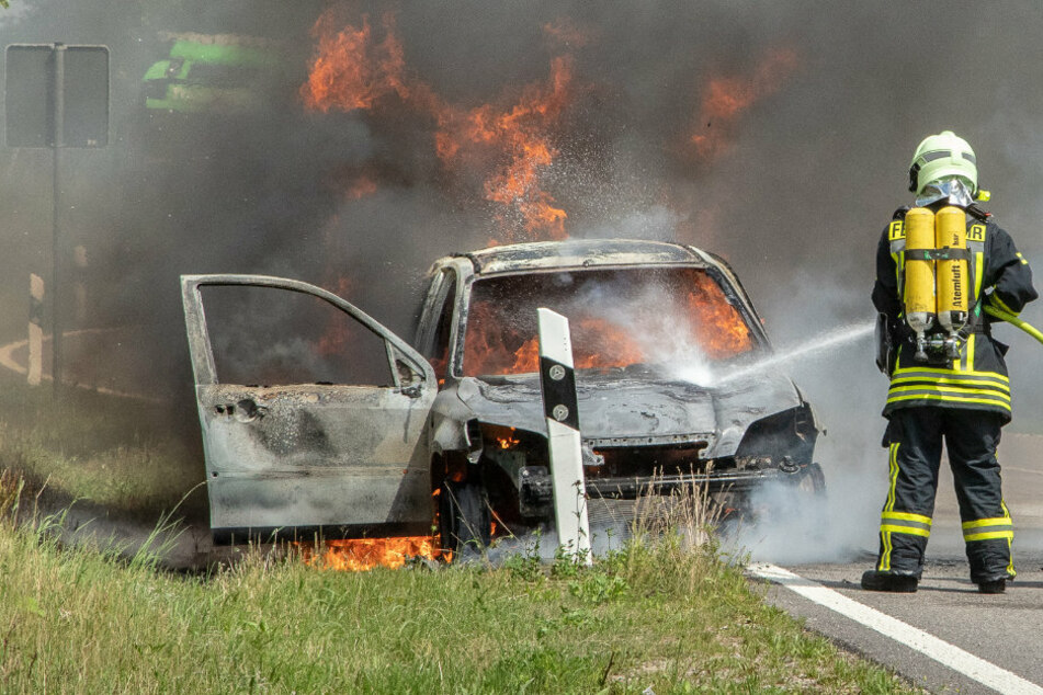 Das Auto brannte komplett aus.