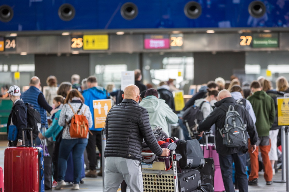 Wegen der vielen Corona-Regularien bittet der Flughafen-Betreiber, dass Reisende spätestens zweieinhalb Stunden vorher am Check-in erscheinen.