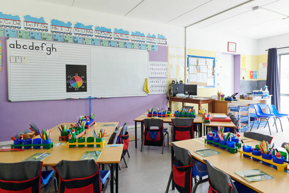 Schulen soll laut Lehrerverband erst wieder öffnen, wenn Lehrer geimpft sind. (Symbolbild)