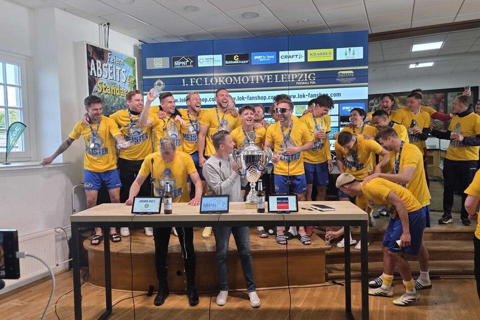 Bierdusche auf dem Platz, Bierdusche auch noch einmal auf der Pressekonferenz. War vorher eigentlich klar, dass der Trainer nicht trocken davonkommt.