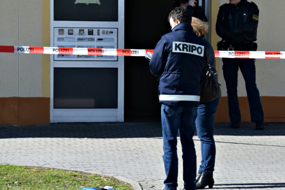 Die Polizei sicherte am Fundort der Leiche Spuren. Im Zuge der Ermittlungen konnten drei Verdächtige von den Beamten verhaftet werden.