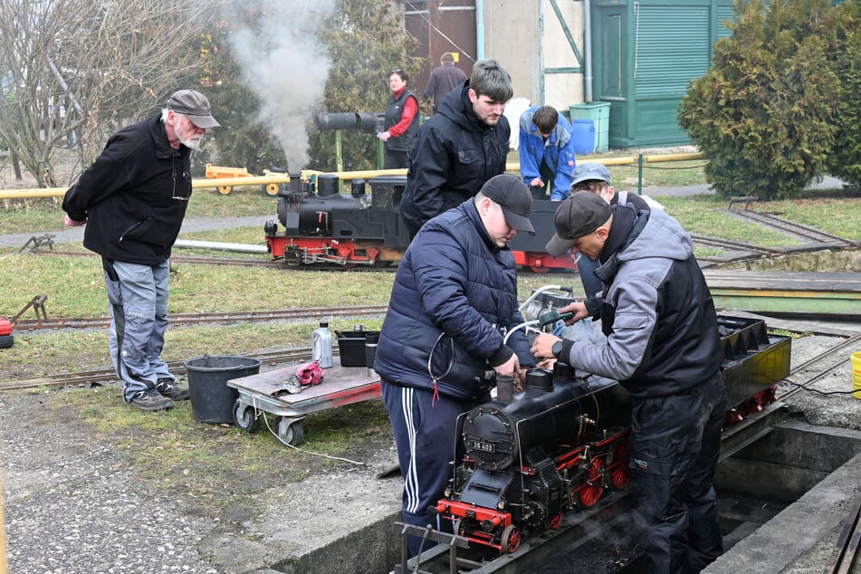 Die Hobby-Eisenbahner waren am Wochenende bereits fleißig am Werk, ihre Dampfloks einsatzbereit zu machen.