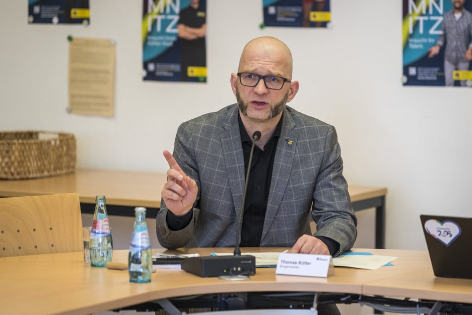 Baudezernent Thomas Kütter (49, parteilos) hat neue Pläne für den Busbahnhof.