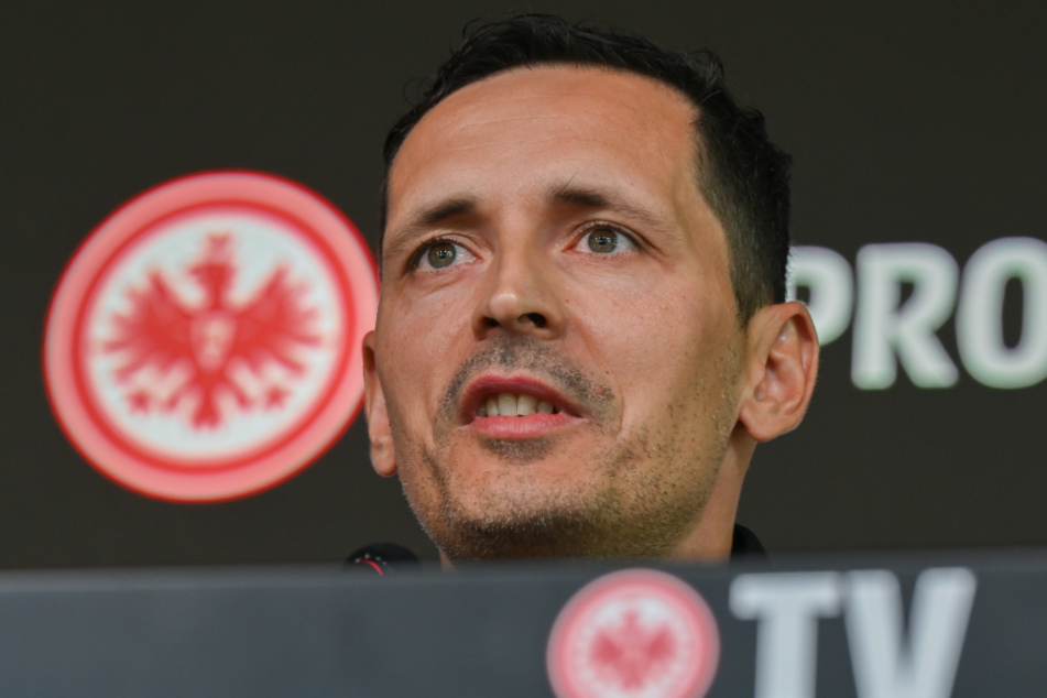 Ab dieser Saison übernimmt Dino Toppmöller (42) das Trainer-Zepter bei Eintracht Frankfurt. Am heutigen Freitag gab er seine erste Pressekonferenz als SGE-Coach im Amt.