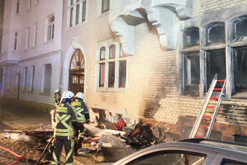 Die Flammen griffen auf eine Wohnung im Erdgeschoss über – mit beinahe fatalen Folgen.