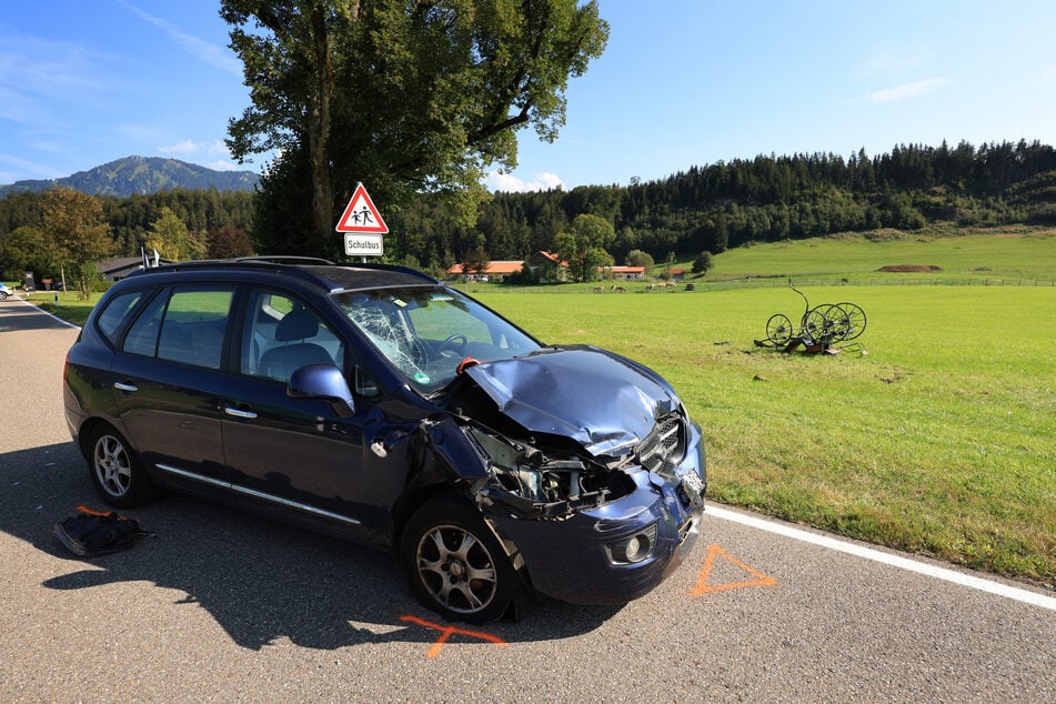 Der Kia zeigt deutliche Spuren, die durch den Zusammenstoß mit der Kutsche verursacht wurden.