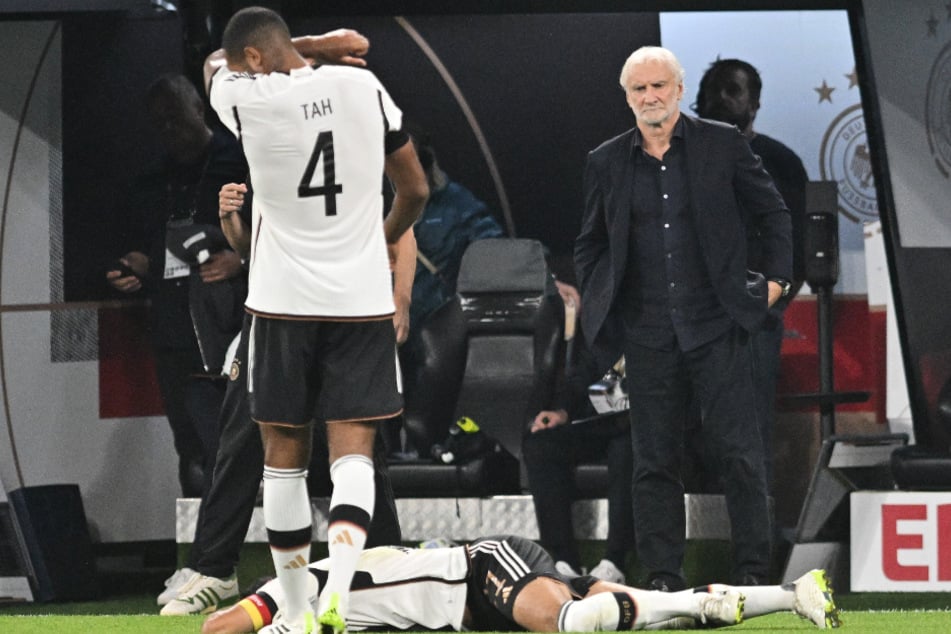 Interimstrainer Rudi Völler (r.) musste reagieren und seinen Kapitän Ilkay Gündogan (am Boden) ersetzen.