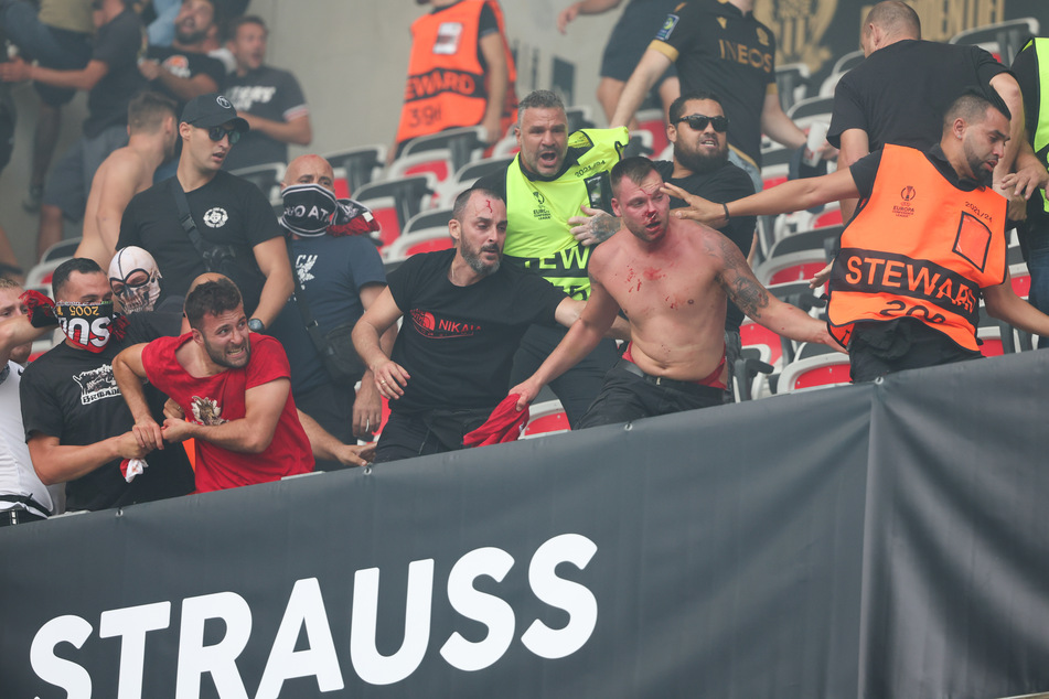In Nizza hatte es vor dem Spiel des 1. FC Köln blutige Ausschreitungen gegeben.