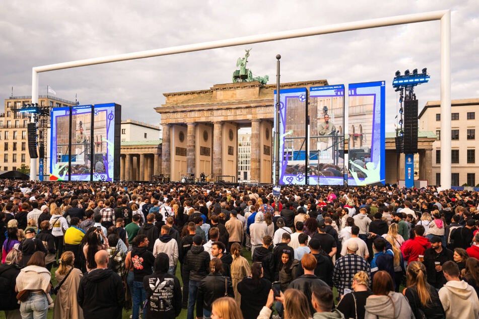 Rund 30.000 Menschen sollen sich zur Eröffnung der Fanmeile am Mittwochabend am Brandenburger Tor versammelt haben.