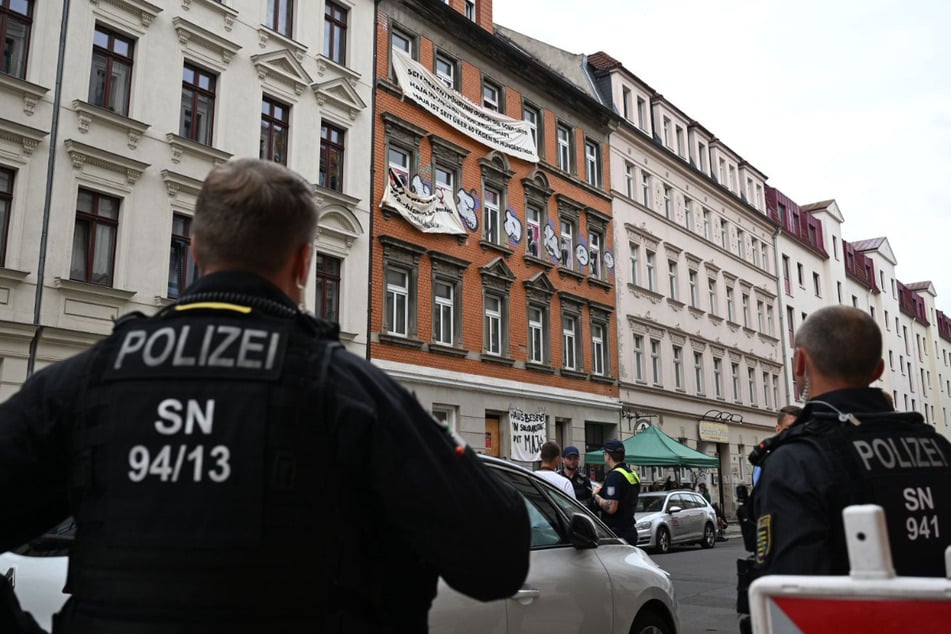 In Solidarität mit der in Ungarn inhaftierten Maja T. (24) versammelten sich auch am Dienstag Aktivisten zu einer Protestaktion in Leipzig.