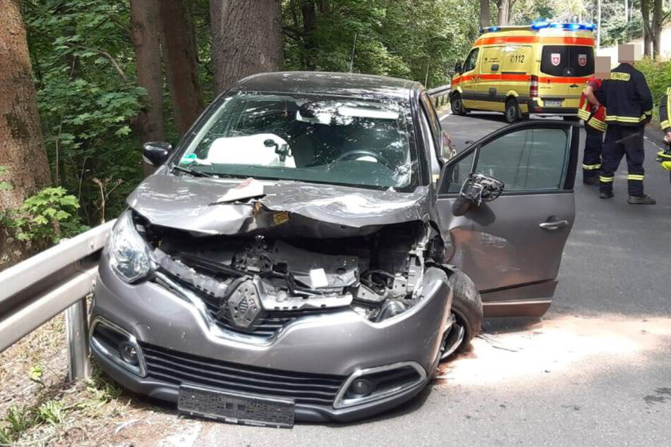 Der Crash war so heftig, dass am Renault die Airbags aufplatzten.