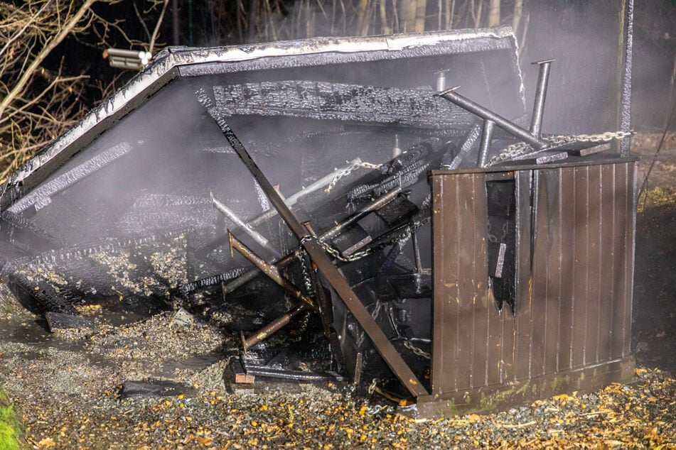 An einem Teich in Stollberg brannte ein Unterstand.