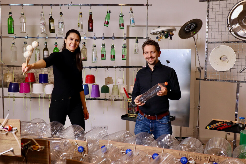 Gregor A. Mayrhofer (36) und Vivi Vassileva in ihrer Instrumentalwerkstatt aus Recycling-Gegenständen.