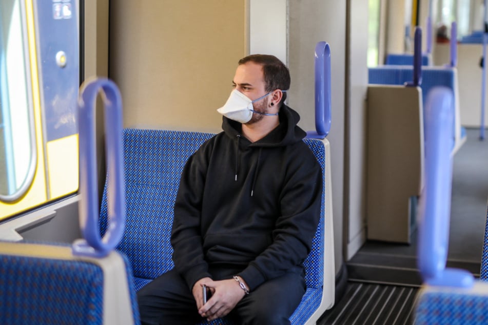 Ein Mann sitzt in einer Stuttgarter Stadtbahn. Eine Expertengruppe will nun die Aerosolbelastung in Bussen und Bahnen untersuchen. (Symbolbild)
