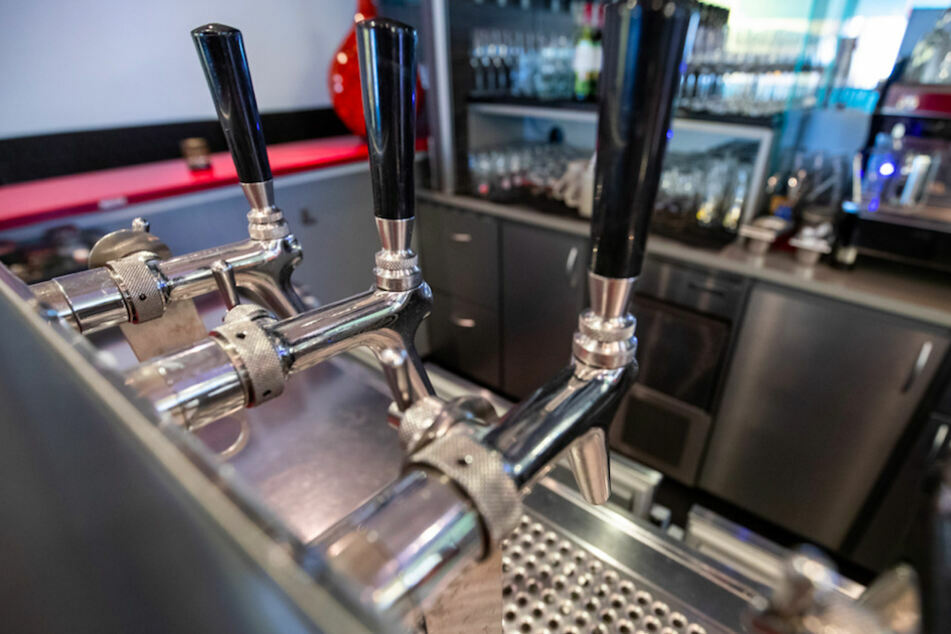 Ab diesem Samstag beenden in Bars und Kneipen die Zapfhähne ihre Zwangspause. (Symbolbild)