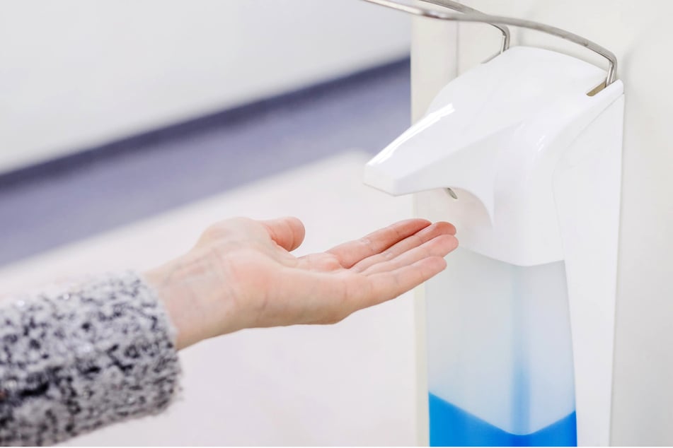 Eine Reinigungskraft soll möglicherweise in einem Büro überflüssiges Desinfektionsmittel in eine leere Wasserflasche abgefüllt haben. Von dort kam sie dann irgendwie in den Verkauf. (Symbolfoto)