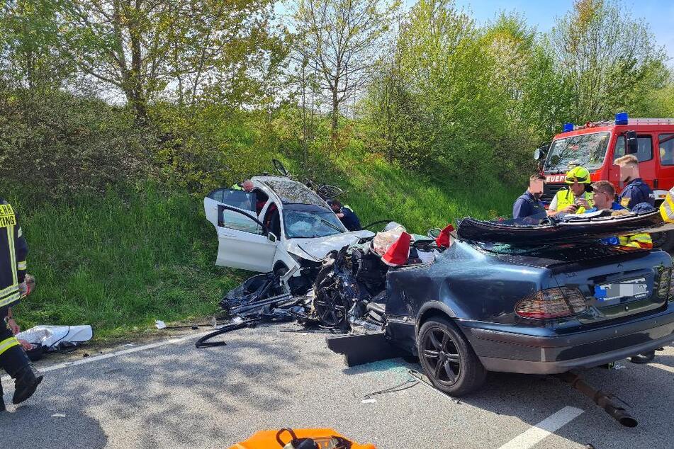 Mercedes kracht frontal in Gegenverkehr: Vier Menschen schwer verletzt