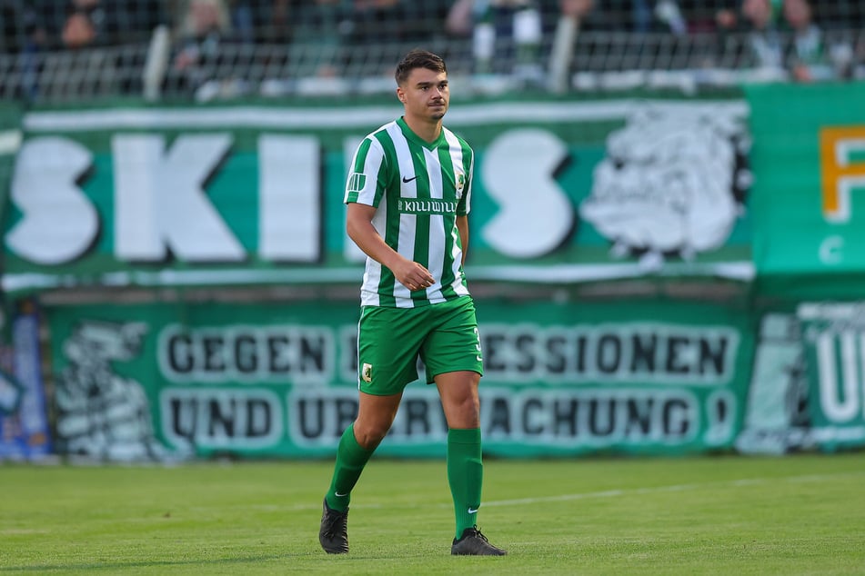 Julian Weigel (24) stand gerade einmal zwei Minuten auf dem Feld, da kassierte der Verteidiger die Rote Karte. Chemie Leipzig war fast 90 Minuten in Unterzahl.