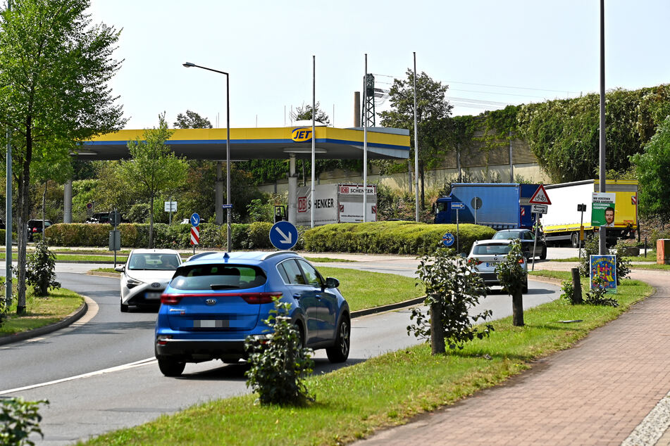 Auf der Peschelstraße am Elbepark werden ab Montag neue Bäume gepflanzt.