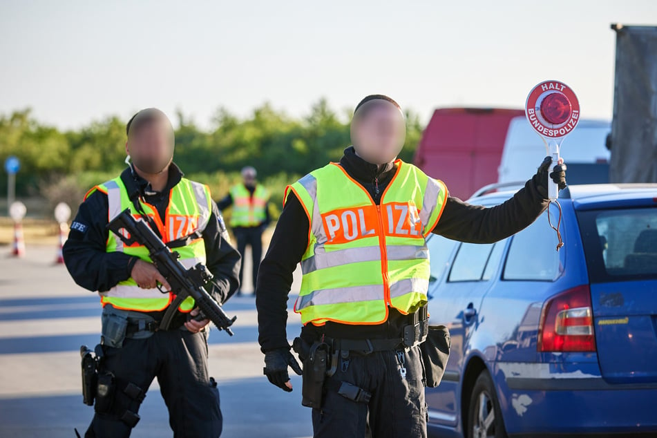 Die Polizei bei einer der Kontrollen auf der A17.