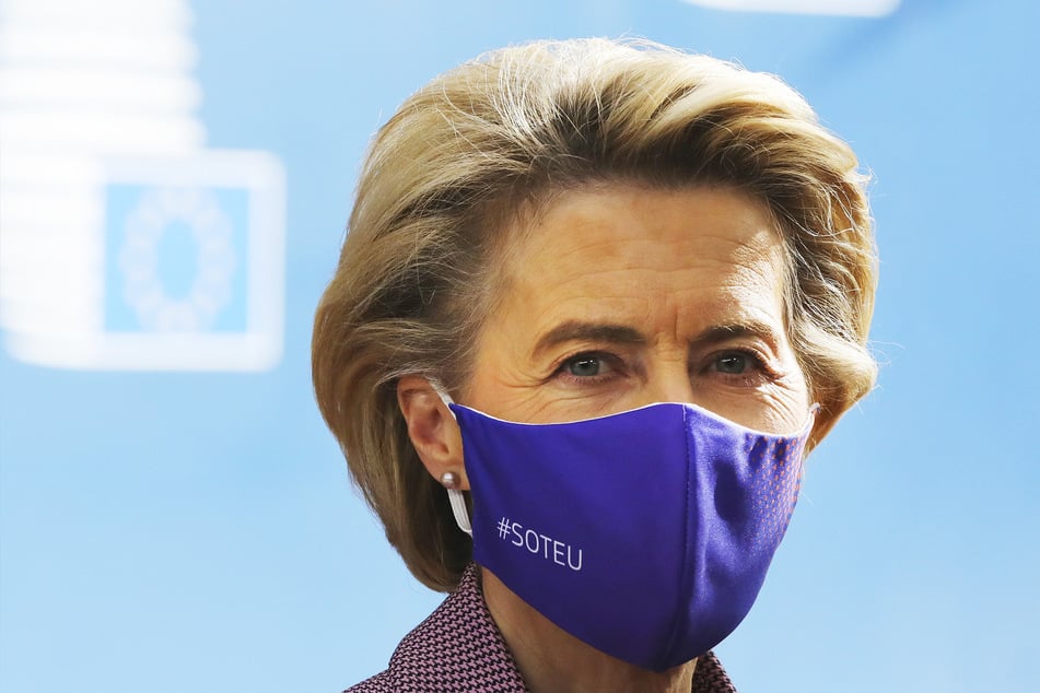 Ursula von der Leyen (62, CDU), Präsidentin der Europäischen Kommission, trifft zu einem EU-Gipfel im Gebäude des Europäischen Rates ein.