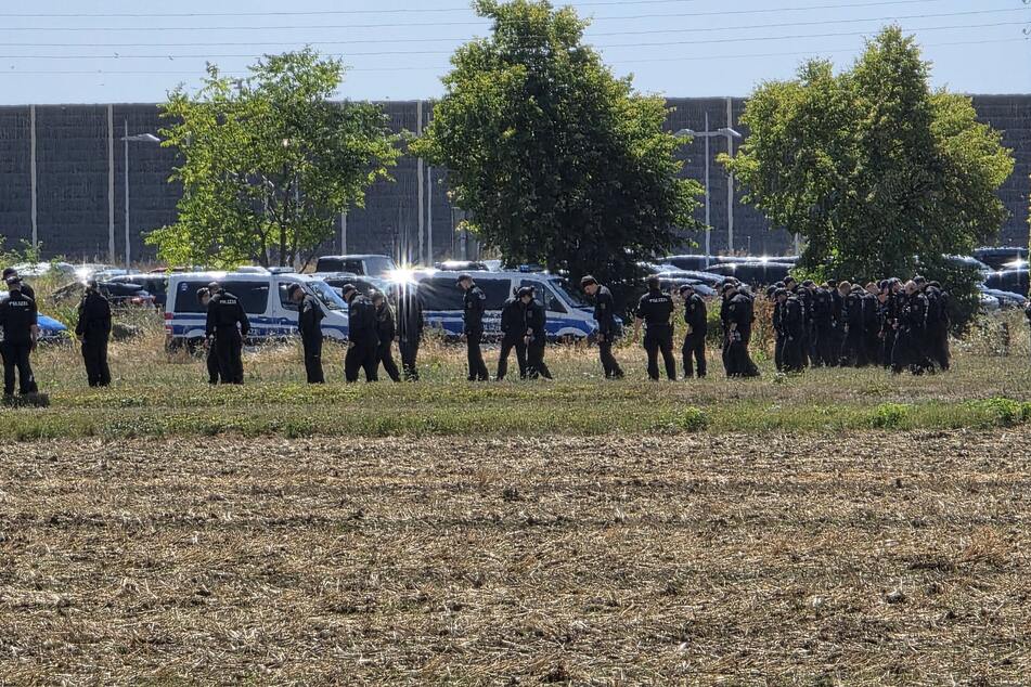 Am Feldrand bei Kursdorf suchen Polizei-Ketten jeden Quadratmeter ab. Zuvor waren hier auch Spürhunde im Einsatz.