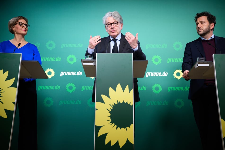 Franziska Brantner (46, l) und Felix Banaszak (36, r), die beiden Bundesvorsitzenden von Bündnis 90/Die Grünen, gemeinsam mit dem früheren EU-Kommissar Thierry Breton (71, m) auf der Bühne.