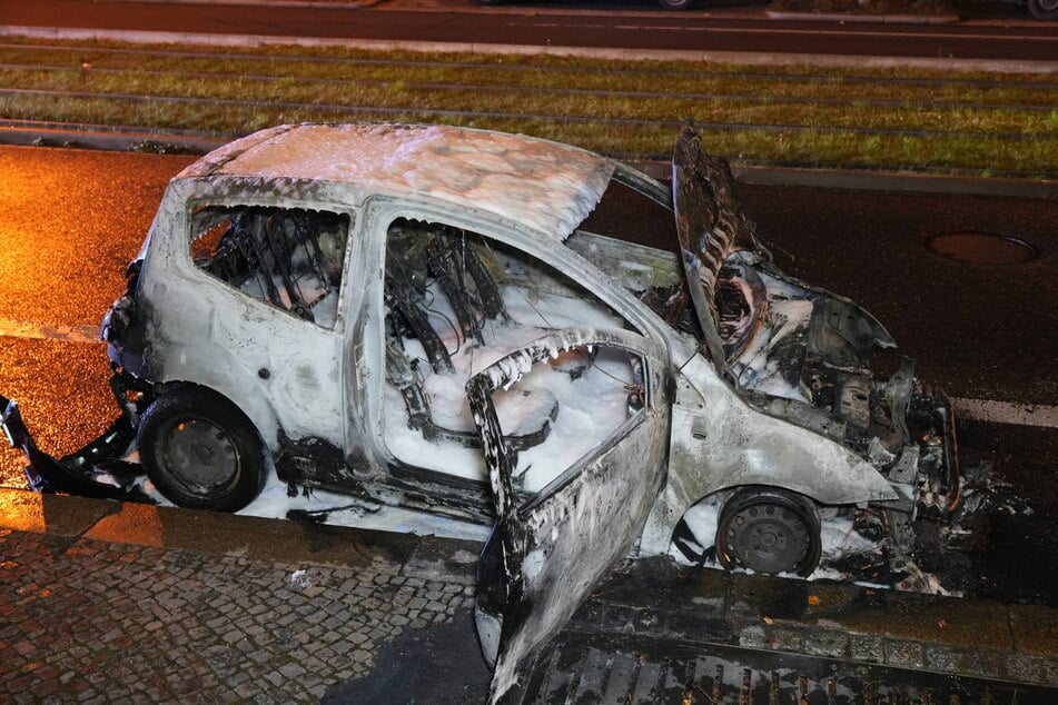 Nach dem Feuer ist das Auto ein Totalschaden.