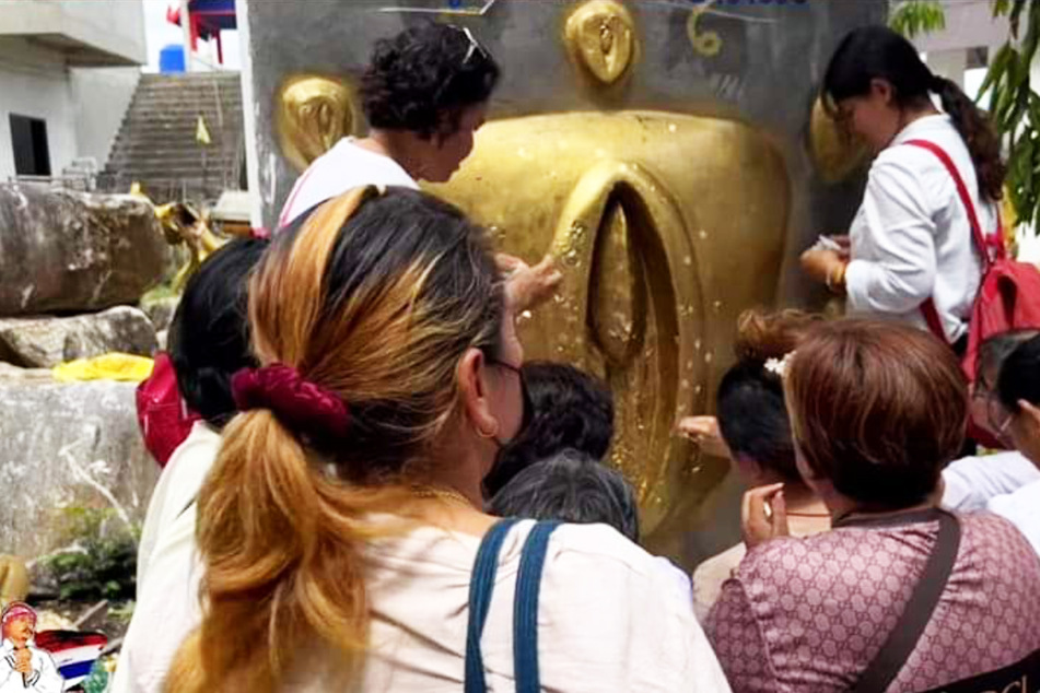 Für Glück und Fruchtbarkeit: Thailänder beten riesige goldene Vagina an