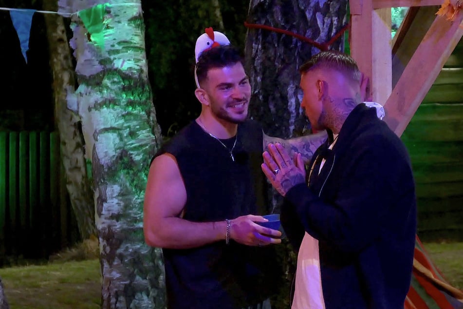 Paco Herb (30, r.) versucht, Maki Doric (32) auf seine Seite zu ziehen.