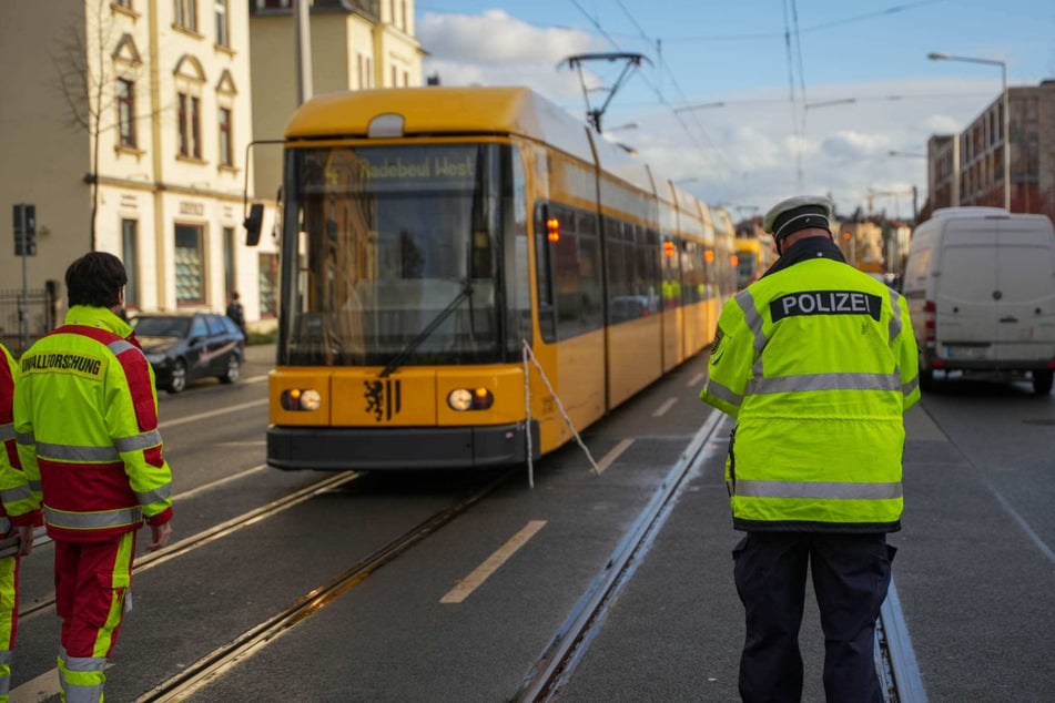 Eine Straßenbahn der Linie 4 erfasste eine Frau samt ihrem Rollator.