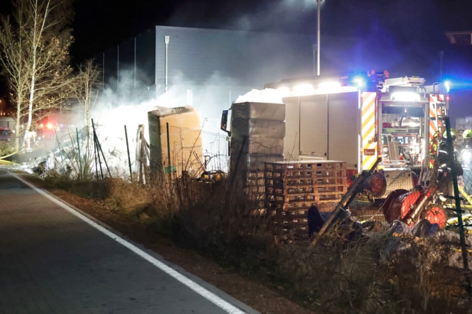 Chemnitz: Es war Brandstiftung! Feuer bei Chemnitzer Holzhandel