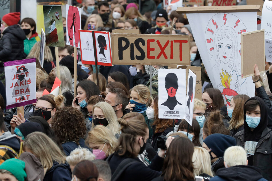 In mehreren polnischen Städten waren in dieser Woche erneut Tausende Menschen gegen eine Verschärfung des Abtreibungsverbots auf die Straße gegangen.
