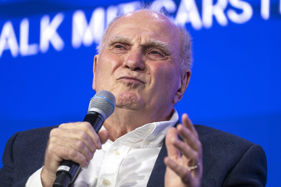 Bayern-Ehrenpräsident Uli Hoeneß (74) war mit der Schiedsrichter-Leistung nicht zufrieden.