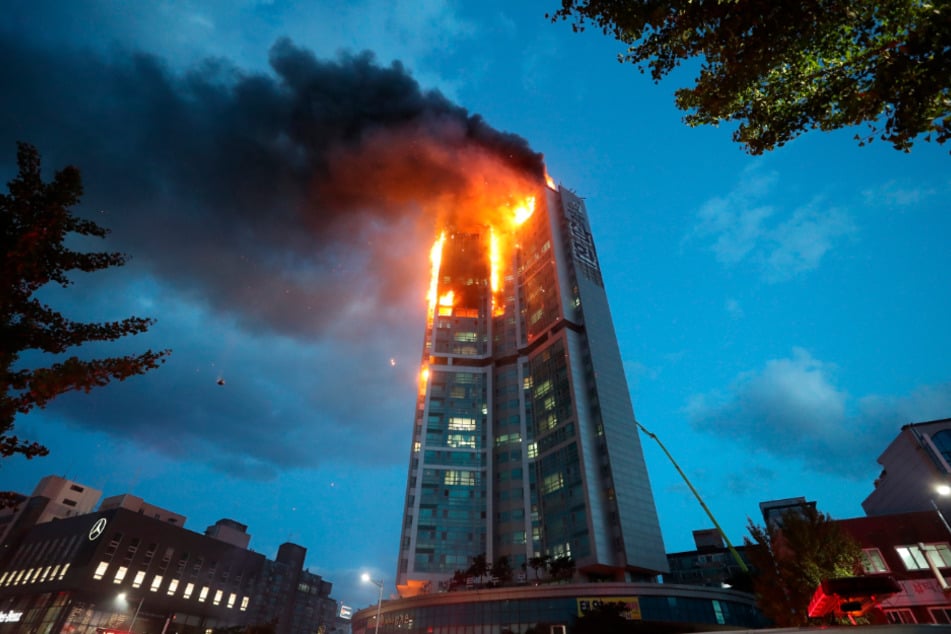 Bei einem nächtlichen Brand in einem 33-stöckigen Hochhaus in der südkoreanischen Industrie- und Hafenstadt Ulsan sind Dutzende Menschen verletzt worden.
