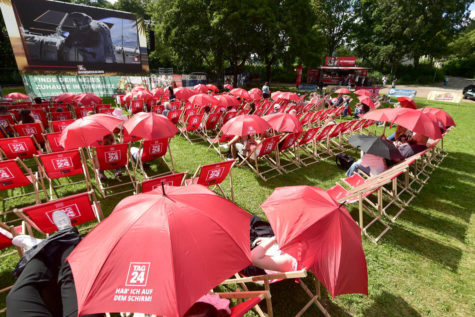 Damit die Sonne den Kinogenuss nicht trübt, stehen beim Sommerkino Schirme bereit.