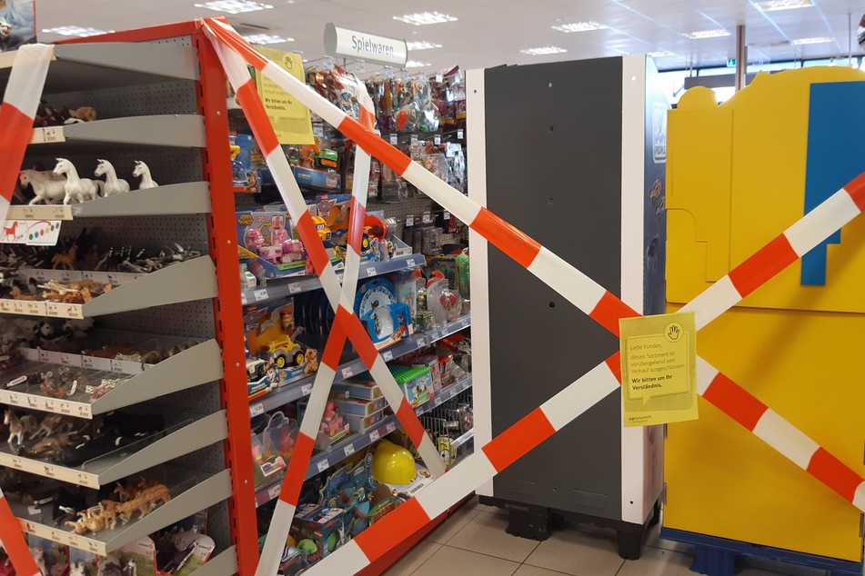 Auch in einer Leipziger Filiale der Drogerie-Kette Rossmann wurde die Spielwaren-Abteilung abgesperrt.