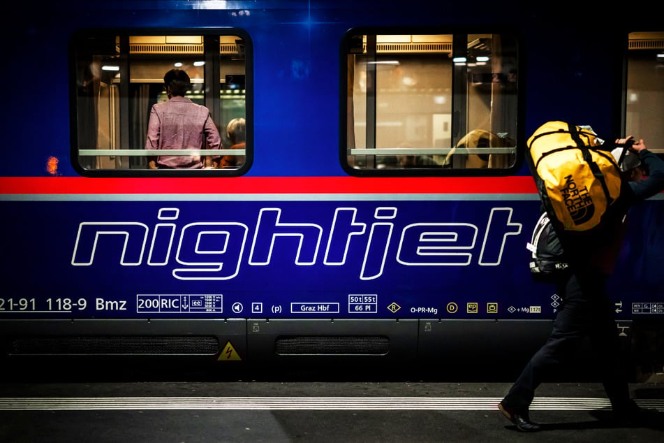 Ein Nachtzug der ÖBB erfasste einen Jugendlichen (16) am Bahnhof Emskirchen. (Symbolfoto)
