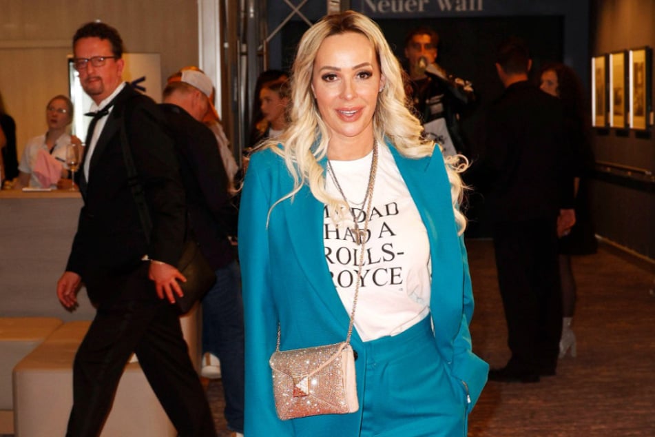 Die 49-Jährige ist frisch verliebt und tourt aktuell zwischen Amerika und Düsseldorf.