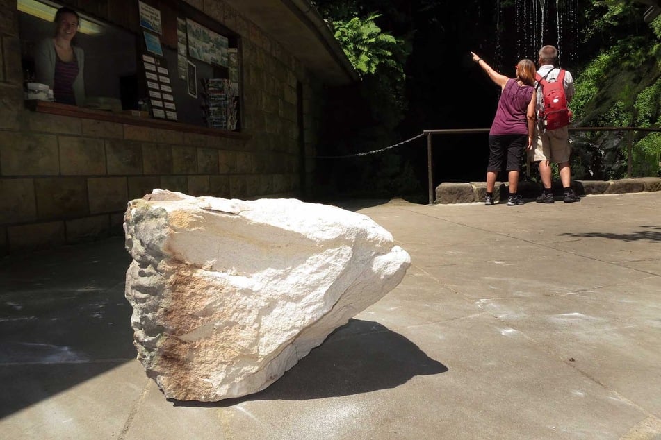 Im Sommer 2017 waren mehrere Felsbrocken, darunter dieser 1,5 Kubikmeter große Stein, auf die Amselfallbaude eingestürzt.